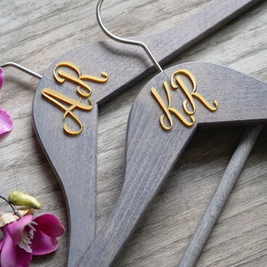 Set di 2 grucce con iniziali personalizzate - Grucce per sposi - Regalo di nozze - Gruccia per abito da sposa personalizzata - Grucce per matrimonio