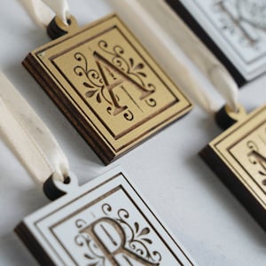 Etiqueta personalizada para perchas de dama de honor, percha de boda, letra grabada en madera, monograma de vestido de novia, inicial del nombre de la boda, recuerdo de boda