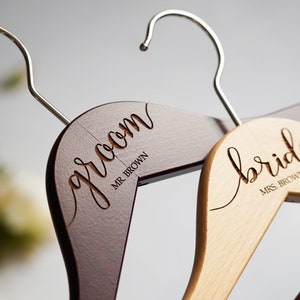 パーソナライズされたハンガー 2 個セット - 花嫁と花婿用の刻印入りハンガー - 結婚祝い - パーソナライズされたブライダルドレスハンガー - ウェディングハンガー