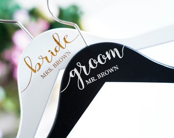 SET van 2 gepersonaliseerde hangers - geschilderde gegraveerde hangers voor bruid & bruidegom - huwelijkscadeau - gepersonaliseerde bruidskledinghanger - bruid/bruidegom