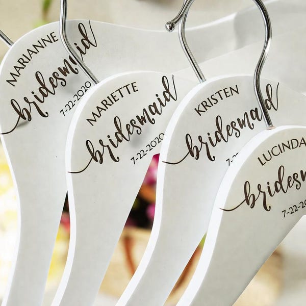 Perchas grabadas para damas de honor - Juego de 6 perchas personalizadas para vestidos de novia