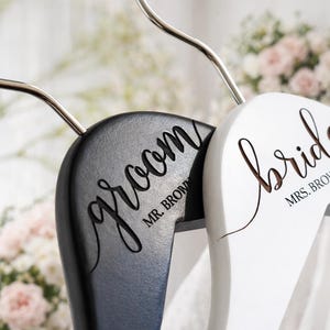 Juego de perchas de boda personalizadas: Regalo nupcial grabado