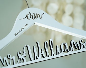 Weißer Hochzeitskleid-Aufhänger, personalisierter Braut-Aufhänger, weißer Name Bar Aufhänger, Brautpartygeschenk, Brautnamen-Aufhänger, Hochzeitsfestgeschenk