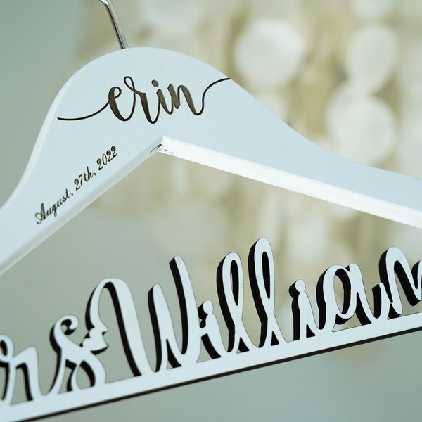 Weißer Hochzeitskleid-Aufhänger, personalisierter Braut-Aufhänger, weißer Name Bar Aufhänger, Brautpartygeschenk, Brautnamen-Aufhänger, Hochzeitsfestgeschenk