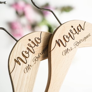 NOVIA, NOVIO – set of 2 wooden hangers, Engraved Hangers for Bride & Groom, Wedding Gif, Personalized Bridal Dress Hanger in Spanish