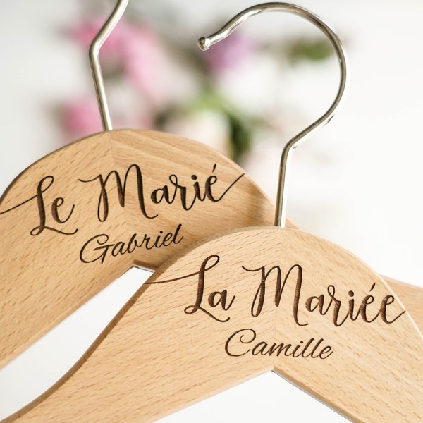 La Mariée, Le Marié – ensemble de 2 cintres en bois, cintres gravés pour mariés, cadeau de mariage, cintre de robe de mariée personnalisé dans Français