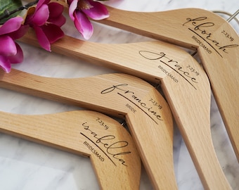 Cintres de demoiselle d&#39;honneur gravés - Lot de 4 cintres de mariage personnalisés