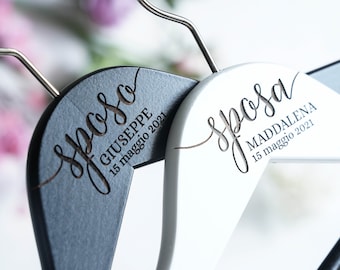 SPOSA, SPOSO – 2er Set Kleiderbügel aus Holz, Gravierte Kleiderbügel für Braut & Bräutigam, Hochzeitsgeschenk