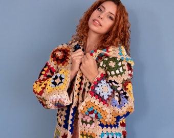 Cardigan in lana patchwork, cardigan all'uncinetto quadrato della nonna, cappotto afgano di lana, giacca con cappuccio, maglione patchwork boho, abito hippie