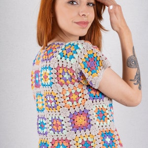 Top corto cuadrado de abuela de crochet: Camisa de patchwork bohemia de algodón Beige with Pastel C.