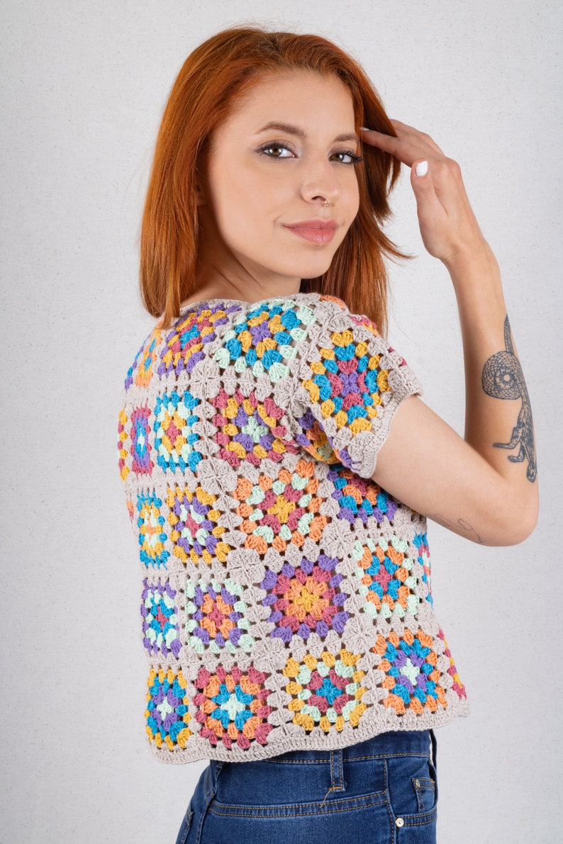 Top corto cuadrado de abuela de crochet: Camisa de patchwork bohemia de algodón Beige with Pastel C.