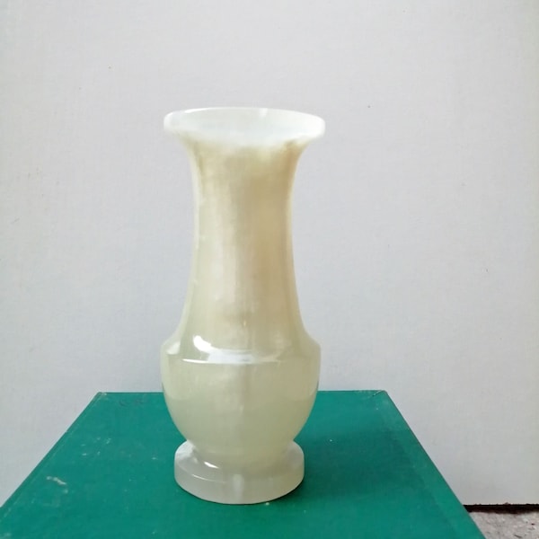 Vase tulipe en onyx blanc