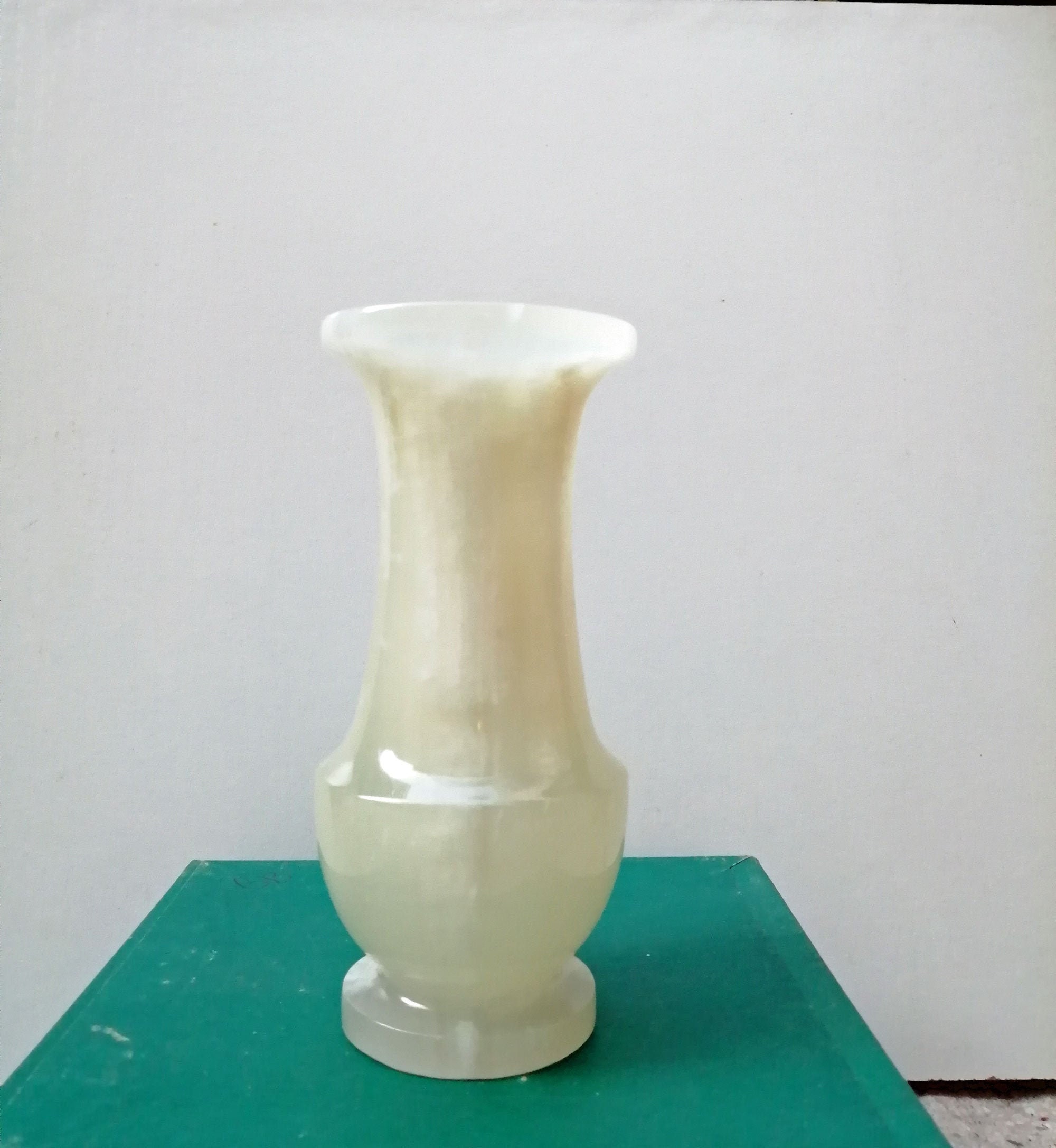 Vase Tulipe en Onyx Blanc