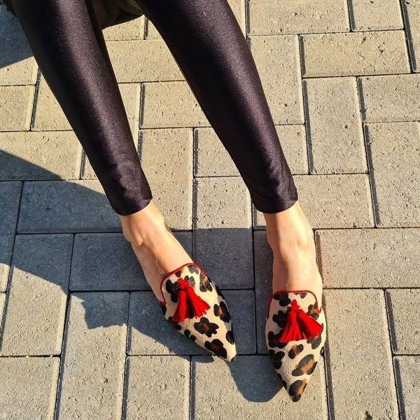 Mules, animal print, mules de piel de potro, zapatos de leopardo, zapatos de piel, borlas, mules de piel