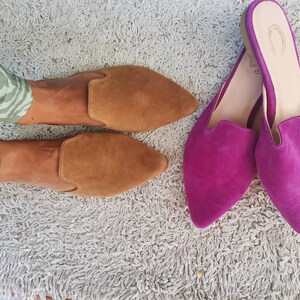 Puede incluir: Dos pares de zapatos de gamuza, un par es marr&oacute;n y el otro es magenta vibrante.