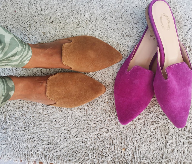 Puede incluir: Dos pares de zapatos de gamuza, un par es marr&oacute;n y el otro es magenta vibrante.