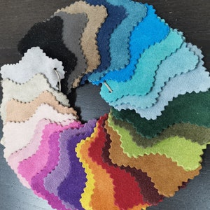 Puede incluir: Una carta de colores de muestras de tela en una variedad de colores, incluyendo negro, blanco, marr&oacute;n, rojo, naranja, amarillo, verde, azul y morado. Las muestras est&aacute;n dispuestas en un c&iacute;rculo, con los colores m&aacute;s oscuros en la parte superior y los colores m&aacute;s claros en la parte inferior.