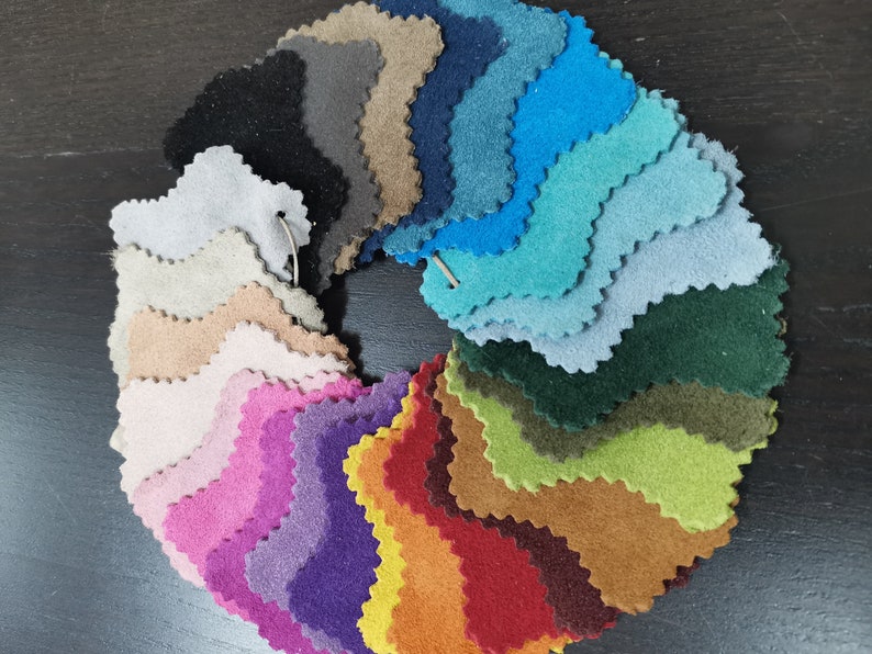Puede incluir: Una carta de colores de muestras de tela en una variedad de colores, incluyendo negro, blanco, marr&oacute;n, rojo, naranja, amarillo, verde, azul y morado. Las muestras est&aacute;n dispuestas en un c&iacute;rculo, con los colores m&aacute;s oscuros en la parte superior y los colores m&aacute;s claros en la parte inferior.