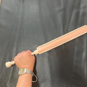 Handgefertigtes Lederpaddel, Geflochtener Griff, Echtleder, Discipline Tool 27.5 cm