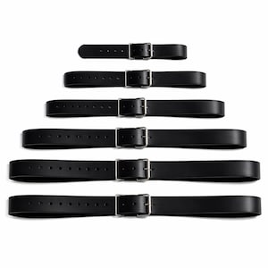 Peut inclure: Présentation de six ceintures en cuir noir avec boucles en métal argenté. Les ceintures, de longueurs variées, présentent des trous perforés pour l'ajustement. Elles sont disposées en ordre décroissant, mettant en valeur les différentes tailles.