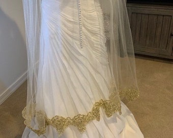 Golden Radiance: The Two-Tiered Veil with Crystal and Bead Trim