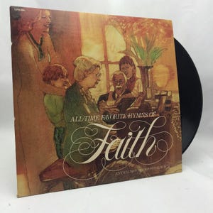 Peut inclure: Une pochette d'album de disque vinyle vintage représentant une famille réunie autour d'un piano. Le titre de l'album est "All-Time Favorite Hymns of Faith" avec une illustration d'une famille chantant ensemble. La pochette de l'album est de couleur brun chaud avec un fond de coucher de soleil.