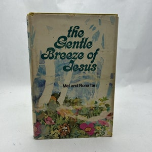 Könnte beinhalten: Ein Vintage-Buch mit dem Titel "The Gentle Breeze of Jesus" von Mel und Nona Tari. Das Cover zeigt einen türkisfarbenen Titel mit einem floralen und baumartigen Design in Blau-, Grün-, Rosa- und Gelbtönen. Das Buch hat ein abgenutztes Aussehen.
