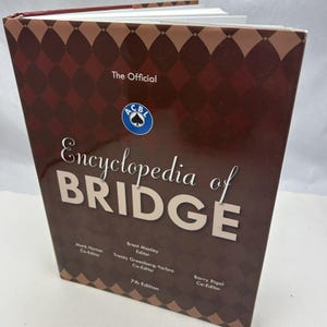 Può includere: L'Enciclopedia Ufficiale del Bridge dell'ACBL, 7a edizione, con gli autori Mark Horton, Brent Manley, Tracey Greenberg-Yarbro e Barry Rigal.