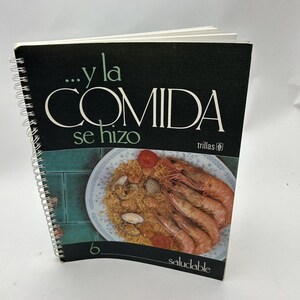 Könnte beinhalten: Ein Kochbuch mit dem Titel "...y la COMIDA se hizo" mit einem Bild eines Tellers mit Meeresfrüchtesuppe auf dem Cover. Das Buch wird von "trillas" herausgegeben und ist unten mit "saludable" gekennzeichnet.