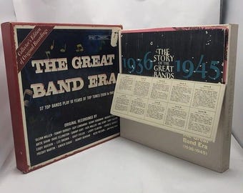 Könnte beinhalten: Ein Vintage-Schallplatten-Set mit dem Titel "The Great Band Era 1936-1945". Die Box ist in den Farben Rot, Weiß und Blau gehalten und zeigt ein Schwarzweißbild einer Band, die spielt. Das Album enthält 37 Top-Bands und 10 Jahre Top-Hits.