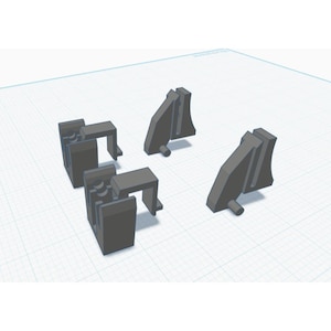 Può includere: Quattro clip di plastica grigia stampate in 3D. Due sono rettangolari con un'apertura a forma di U e due sono triangolari con un perno cilindrico. Gli oggetti sono su uno sfondo a griglia blu e bianca.