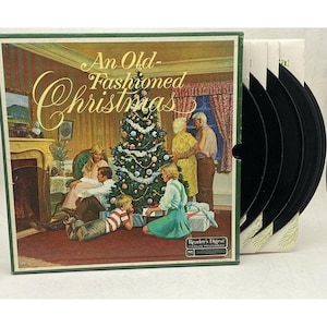 Op de afbeelding: Een vintage hoes van een langspeelplaat met een familie die rond een kerstboom is verzameld. De hoes heeft de titel "An Old Fashioned Christmas" en het logo van Reader's Digest. Het album bevat vijf vinylplaten.