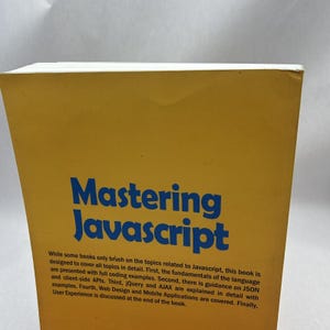 K&ouml;nnte beinhalten: Ein gelbes Buch mit dem Titel "Mastering Javascript" in blauer Schrift. Die Beschreibung des Buches umfasst Javascript-Grundlagen, JSON, clientseitige APIs, jQuery, AJAX, Webdesign, mobile Anwendungen und User Experience.