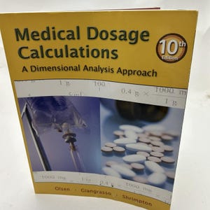 Könnte beinhalten: Ein gelbes Lehrbuch mit dem Titel "Medical Dosage Calculations: A Dimensional Analysis Approach" mit dem Label der 10. Auflage. Der Umschlag zeigt ein Foto einer Infusionstasche und Pillen.
