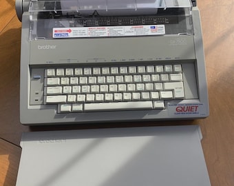 Brother Deluxe 1350, Vintage Typewriter, 1971. Cream/brown