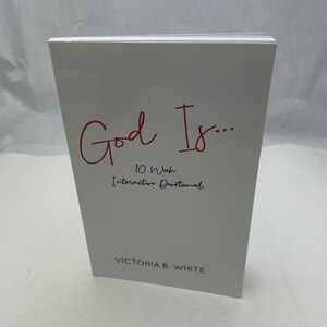 Könnte beinhalten: Ein weißes Buch mit dem Titel "God Is..." in roter Schrift. Unter dem Titel stehen die Worte "10 Week Interactive Devotional". Der Name des Autors, Victoria B. White, ist unten auf dem Buch abgedruckt.