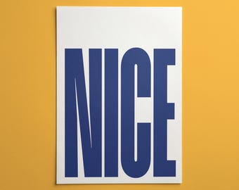 Lámina decorativa de pared con tipografía NICE en azul / Póster moderno y llamativo / Decoración para oficina y dormitorio