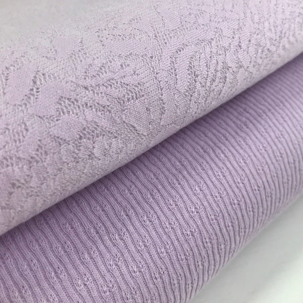 Jersey de coton léger dans un ton lilas délicat. Tissu jersey aspect côtelé et aspect dentelle vendu au mètre.