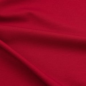 Dettaglio tessuto Punto Milano rosso ciliegia, elasticizzato e fluido, ideale per gonne moderne e pantaloni comodi