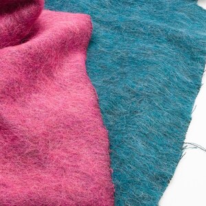 Hochwertiger Mantelstoff aus Italien in kräftigem Pink und leuchtendem Aquamarin, weich und fließend.