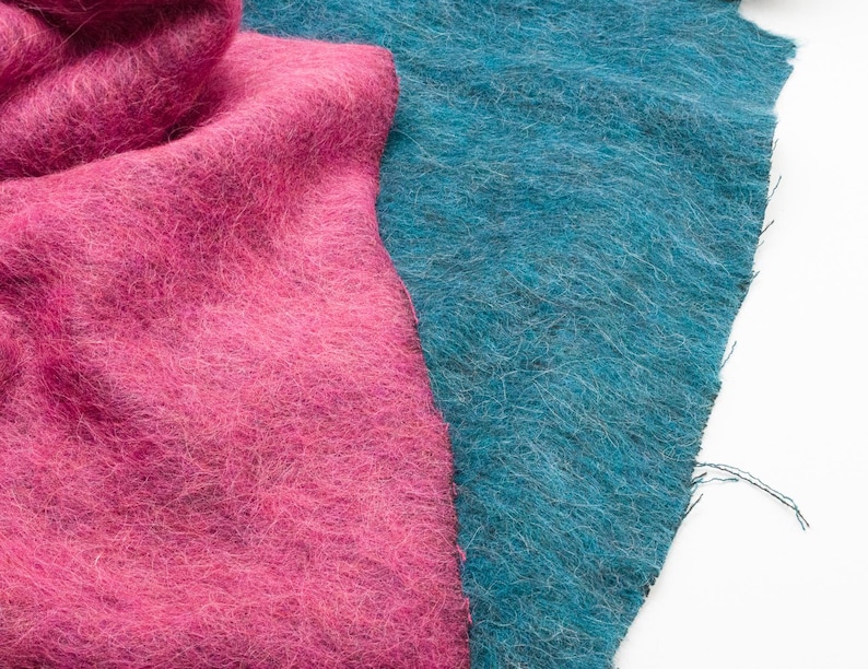 Hochwertiger Mantelstoff aus Italien in kräftigem Pink und leuchtendem Aquamarin, weich und fließend.