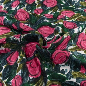 Rent sidentyg med rosa blommor från 60-talet - perfekt för aftonklänningar, eleganta blusar och kjolar, accessoarer och heminredning bild 2