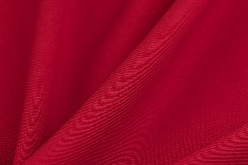 Ponte di Roma rosso ciliegia, tessuto elasticizzato con mano morbida e caduta elegante