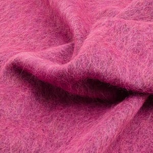 Tessuto leggero italiano con pelo soffice, colore rosa intenso.