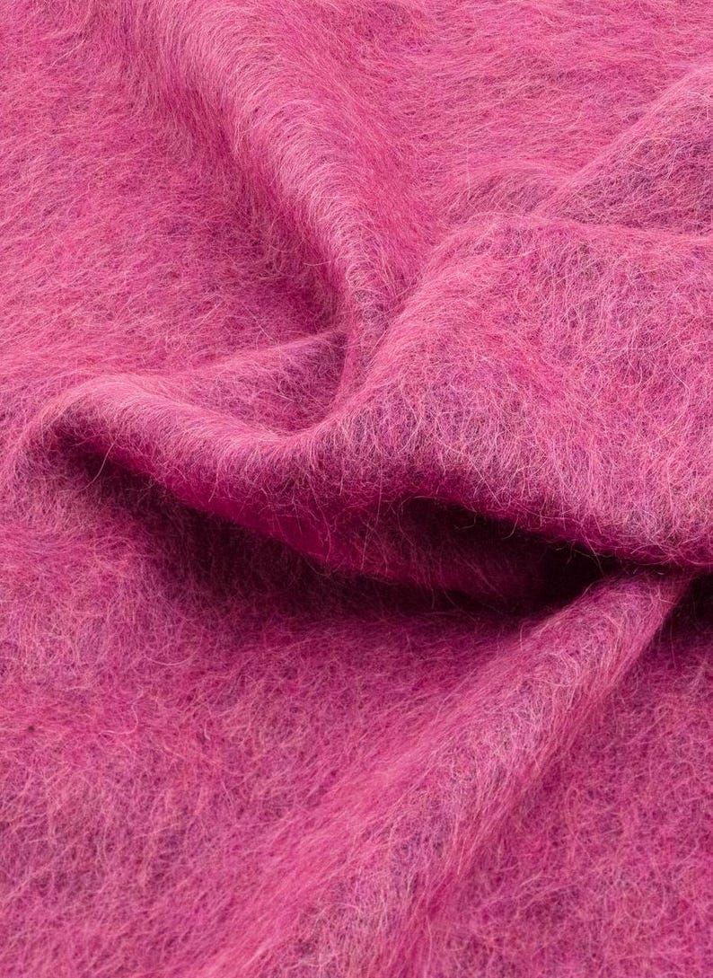 Tessuto leggero italiano con pelo soffice, colore rosa intenso.