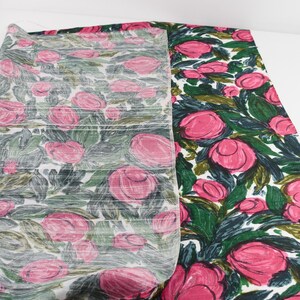 Rent sidentyg med rosa blommor från 60-talet - perfekt för aftonklänningar, eleganta blusar och kjolar, accessoarer och heminredning bild 9
