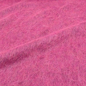 Italienischer Stoff in kräftigem Pink mit flauschiger, voluminöser Oberfläche.
