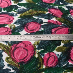 Rent sidentyg med rosa blommor från 60-talet - perfekt för aftonklänningar, eleganta blusar och kjolar, accessoarer och heminredning bild 4