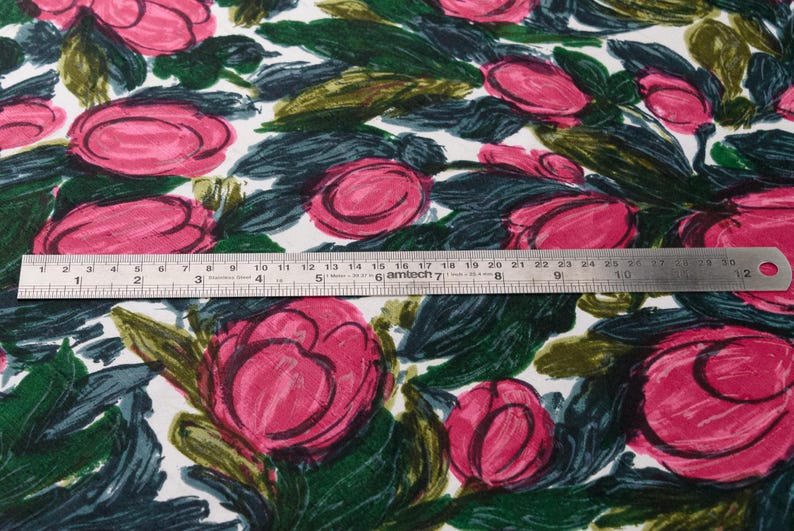 Rent sidentyg med rosa blommor från 60-talet - perfekt för aftonklänningar, eleganta blusar och kjolar, accessoarer och heminredning bild 4