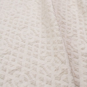 Tessuto estivo in misto lino leggermente elastico con struttura; Tessuto cloqué con motivo geometrico per camicette e abiti made in Italy